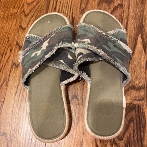 Nahlo camo print sandals
